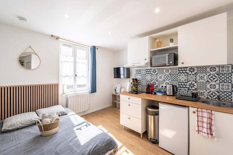 Bed, TV and multimedia, Kitchen or kitchenette, Living room