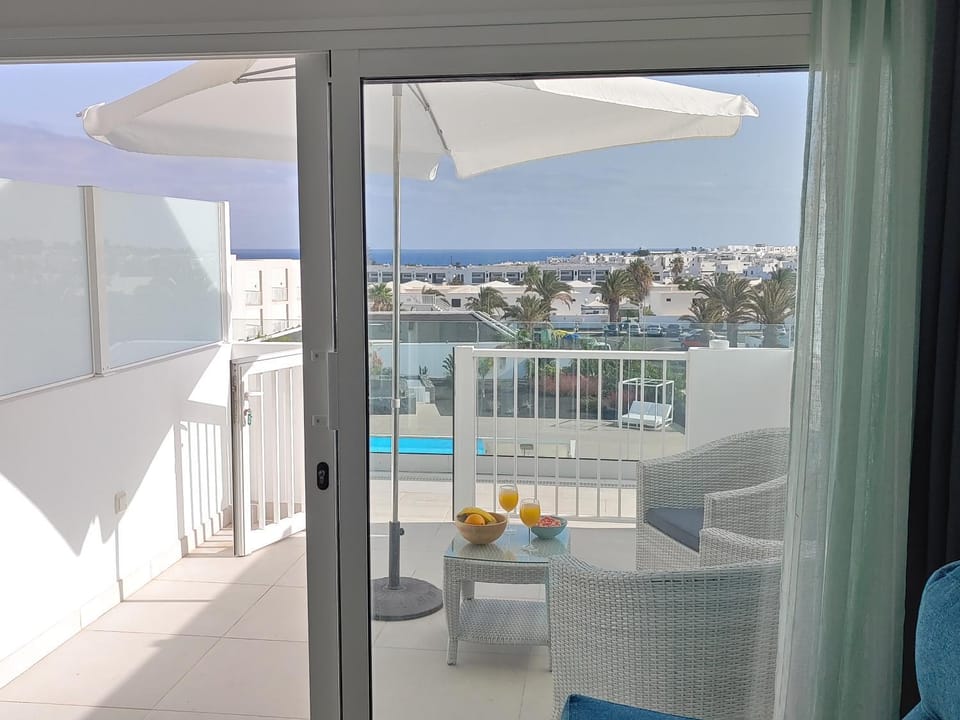 Patio, Day, Balcony/Terrace