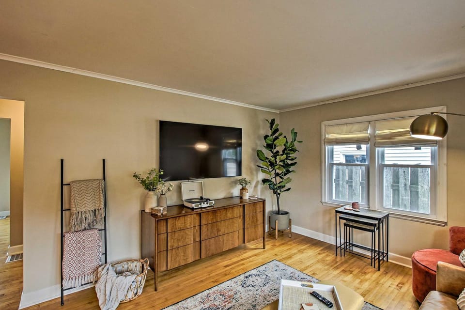 Ideal Green Bay Home < 3 Mi to Lambeau Field! House in Allouez