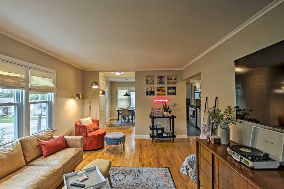Ideal Green Bay Home < 3 Mi to Lambeau Field! House in Allouez