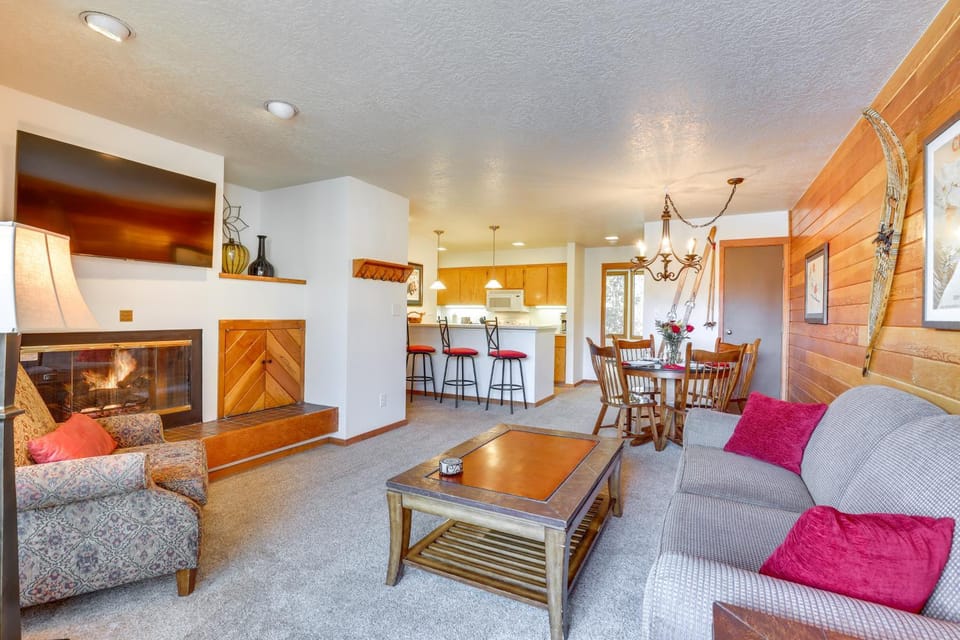 1 Mi to Keystone Ski Lift: Lakefront 4-Season Gem House in Keystone