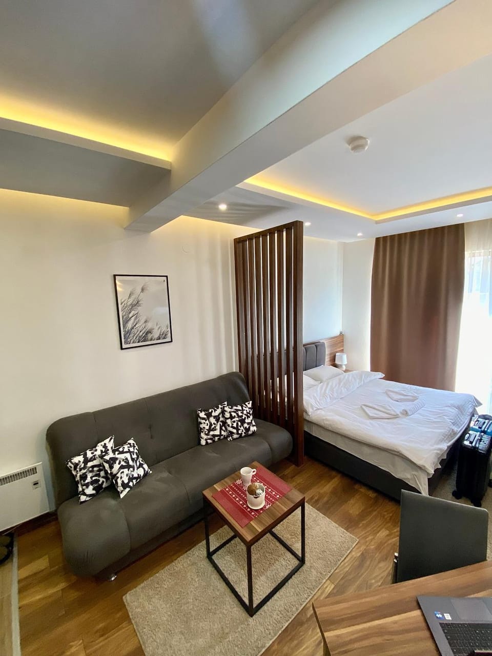 Bed, Seating area