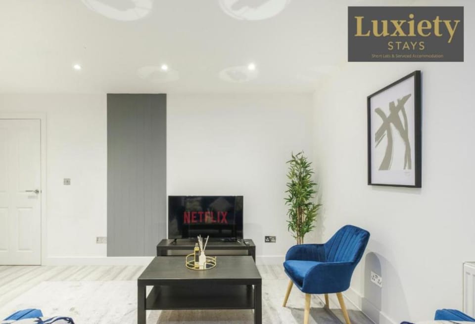 TV and multimedia, Living room, Seating area, Evening entertainment