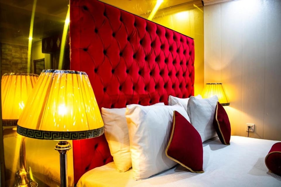 Bed, Living room, Photo of the whole room, Seating area, Bedroom