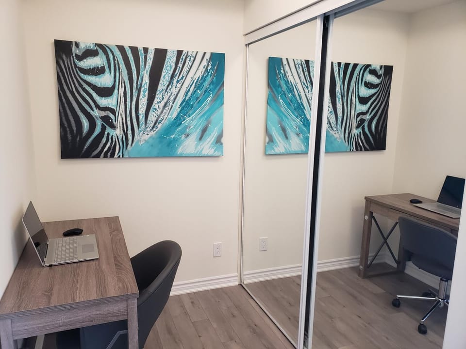 Luxurious Condo Apartment 2BRs-2BAs-1Office with free parking Apartment in Halton Hills