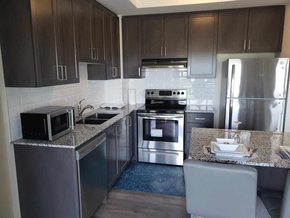 Luxurious Condo Apartment 2BRs-2BAs-1Office with free parking Apartment in Halton Hills
