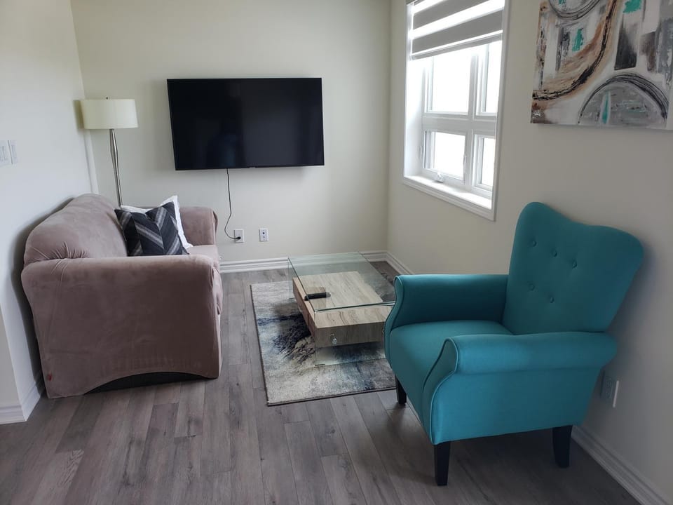 Luxurious Condo Apartment 2BRs-2BAs-1Office with free parking Apartment in Halton Hills