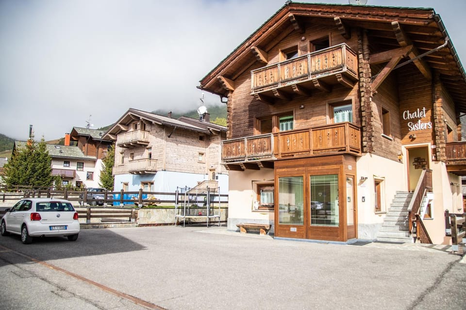 Property building, Neighbourhood, Autumn, Parking, acessibility