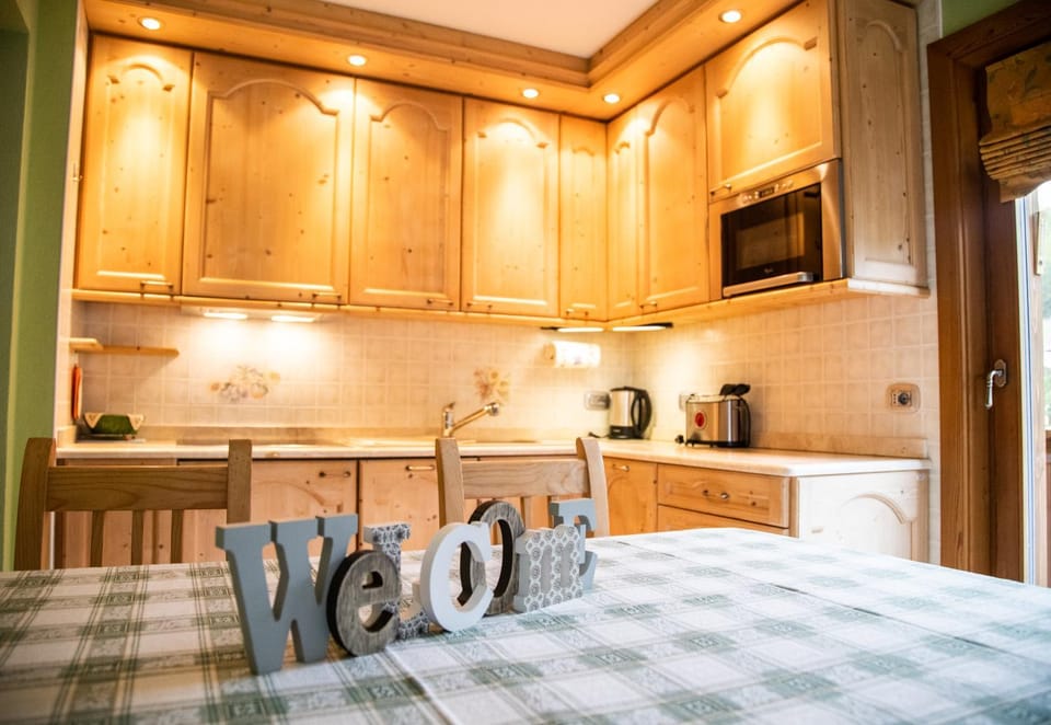 Coffee/tea facilities, Kitchen or kitchenette, Decorative detail, Decorative detail, dishwasher, pet friendly, pet friendly, toaster, toaster, kitchen, kitchen