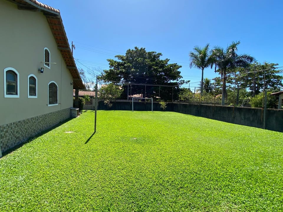Casa com piscina, ar condicionado, campo de futebol e área gourmet a um quarteirão da lagoa de Praia Seca House in Araruama