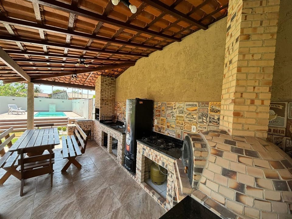 Casa com piscina, ar condicionado, campo de futebol e área gourmet a um quarteirão da lagoa de Praia Seca House in Araruama