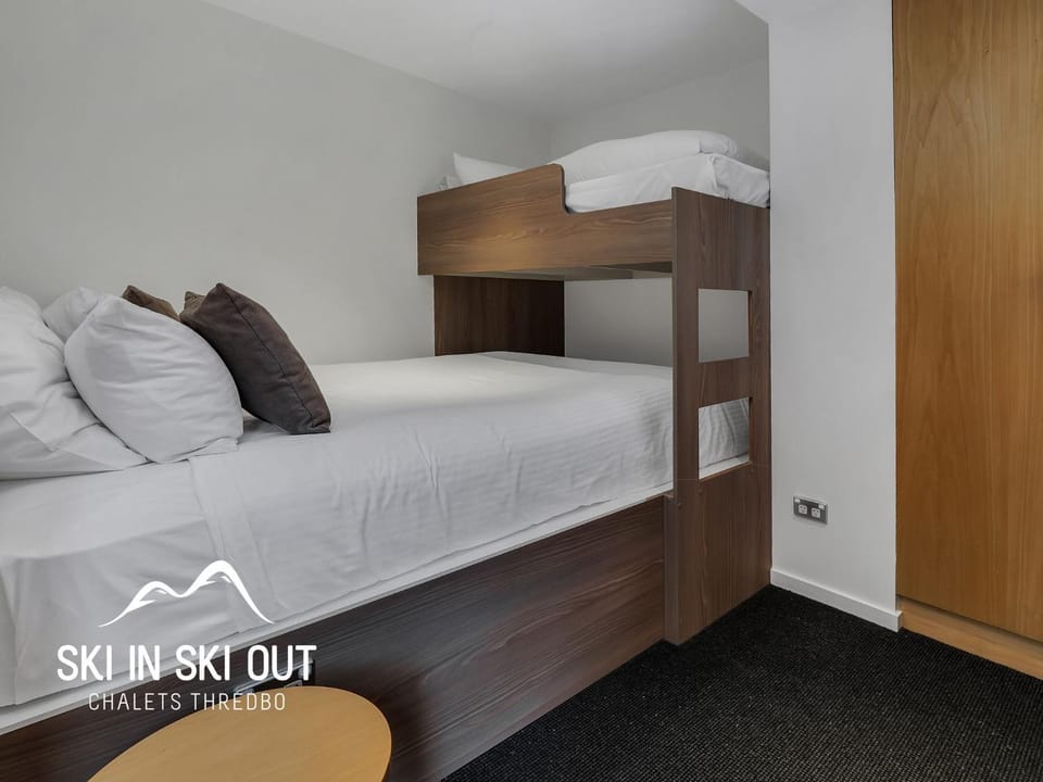 Bedroom, bunk bed