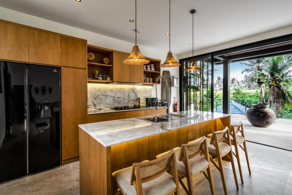 Coffee/tea facilities, Kitchen or kitchenette, Seating area, stove