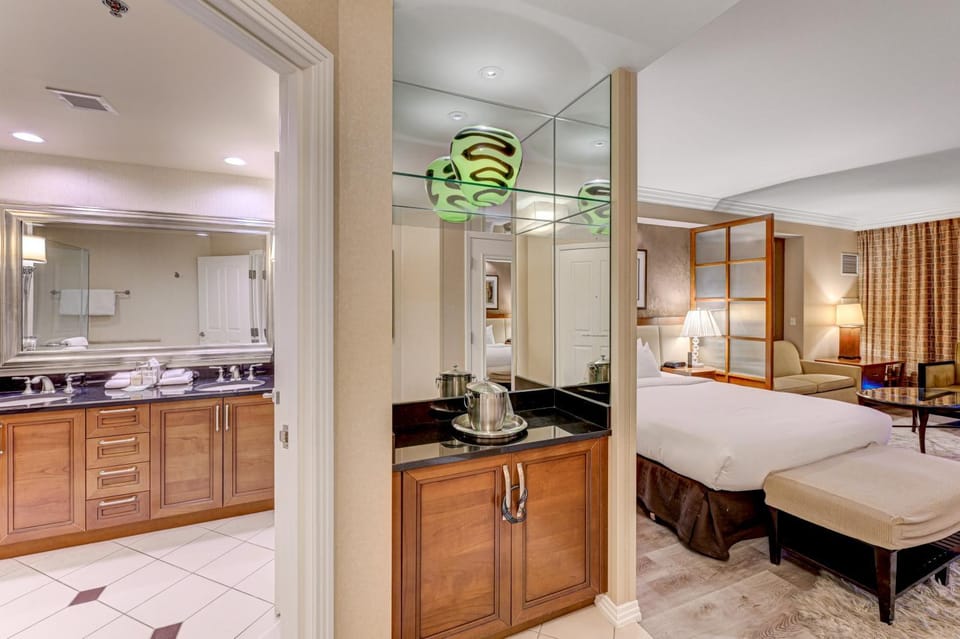 Luxury Studio MGM Signature Best Location Lazy River No Resort Fee Apartment hotel in Las Vegas Strip