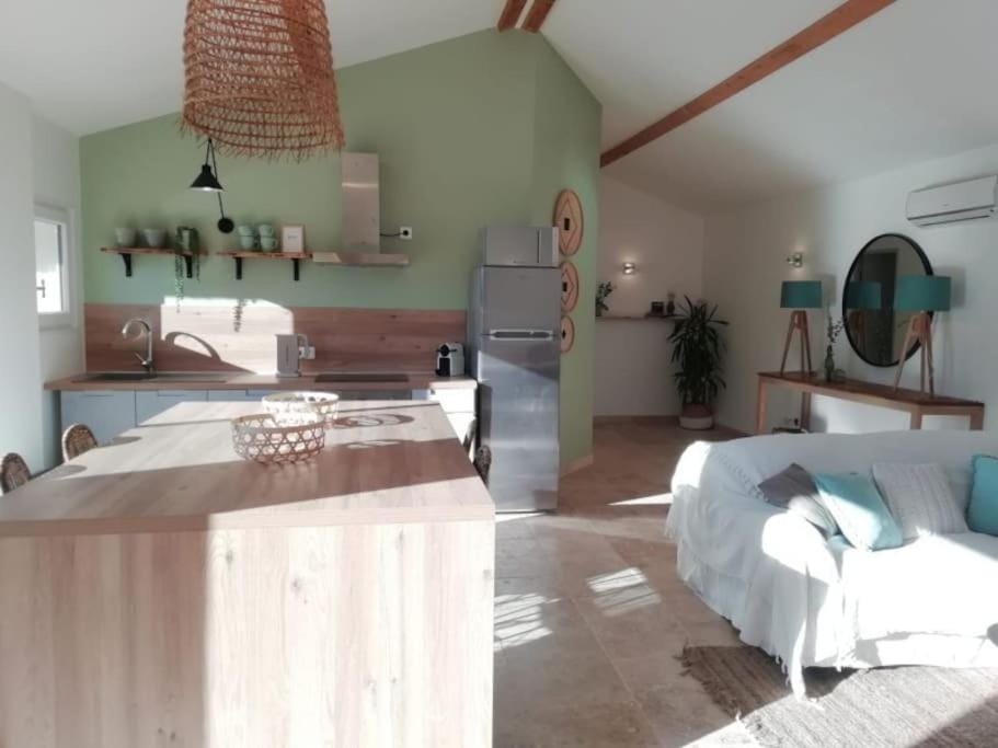 Villa pleine campagne, piscine chauffée , Lubéron House in Lacoste