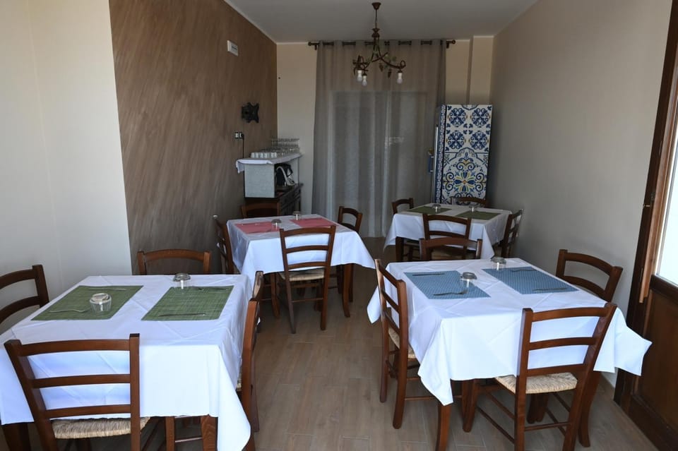 Restaurant/places to eat, Communal lounge/ TV room