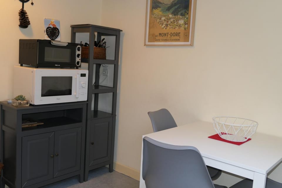 Kitchen or kitchenette, Seating area, Dining area