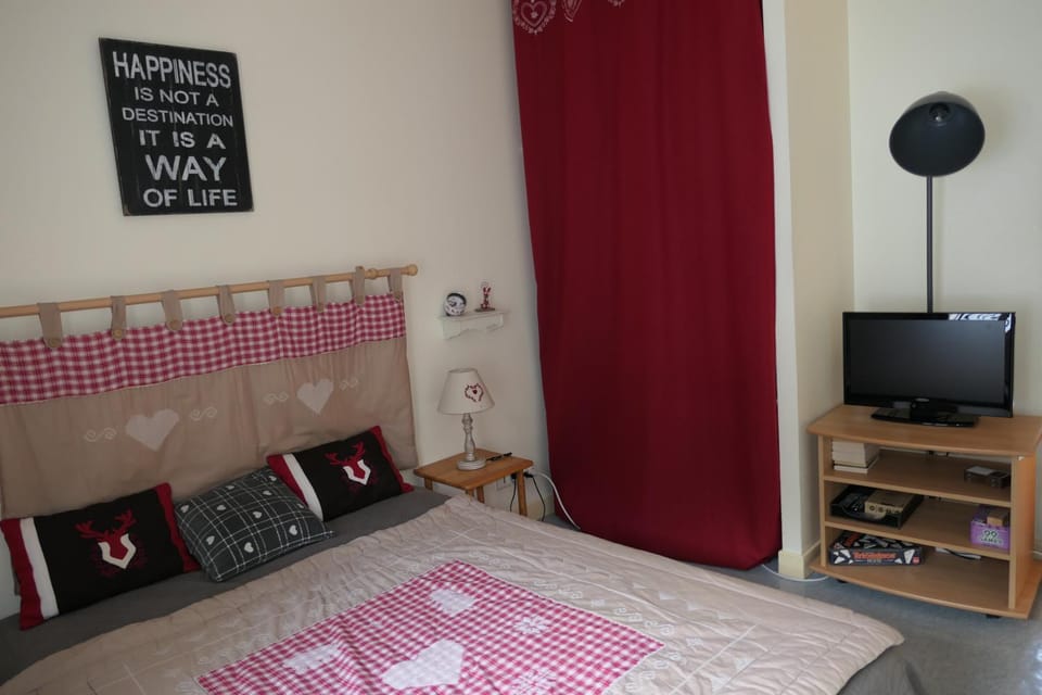 Bed, TV and multimedia, Photo of the whole room, Bedroom