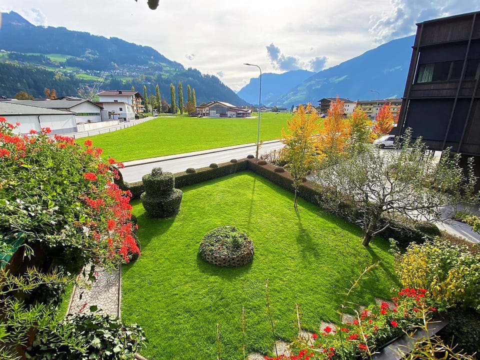Natural landscape, Garden, View (from property/room), View (from property/room), Autumn, Garden view, Mountain view