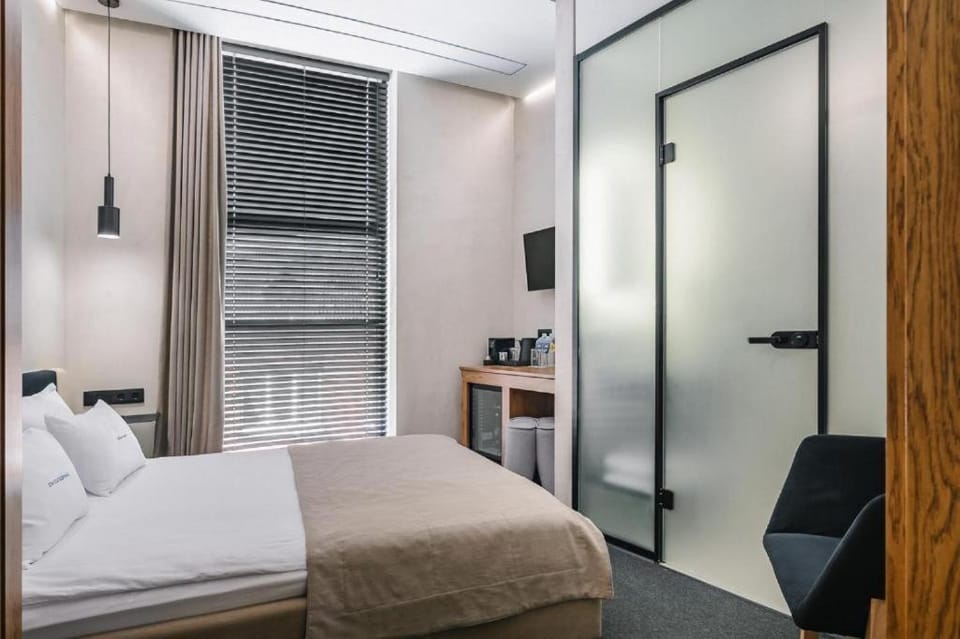 Bed, TV and multimedia, Photo of the whole room, Bedroom, wardrobe, air conditioner