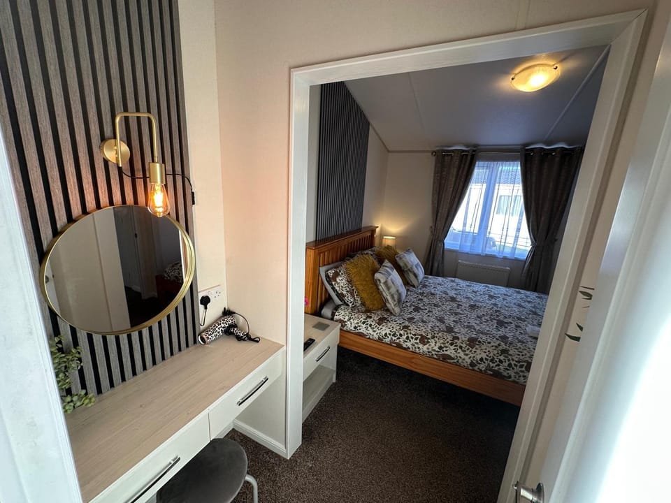 Indulgence Lakeside Lodge i2 with hot tub, private fishing peg situated at Tattershall Lakes Country Park House in Tattershall