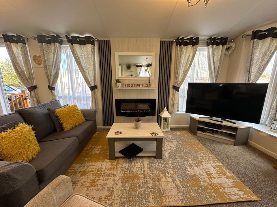 Indulgence Lakeside Lodge i2 with hot tub, private fishing peg situated at Tattershall Lakes Country Park House in Tattershall