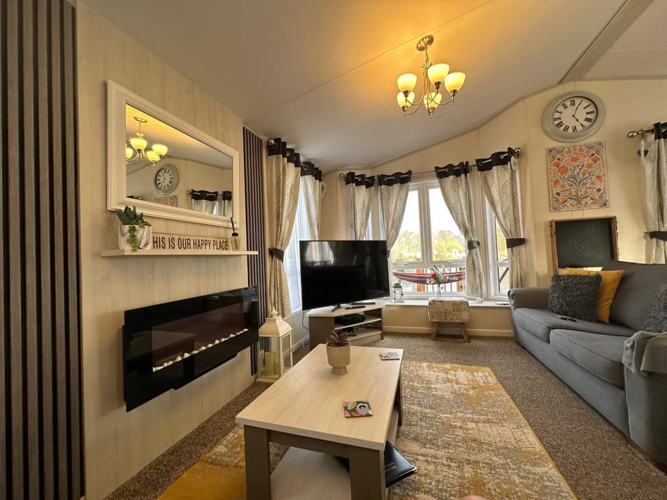 Indulgence Lakeside Lodge i2 with hot tub, private fishing peg situated at Tattershall Lakes Country Park House in Tattershall