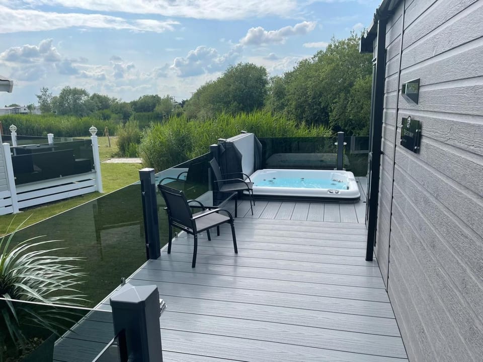 Indulgence Lakeside Lodge i3 with hot tub, private fishing peg situated at Tattershall Lakes Country Park House in Tattershall