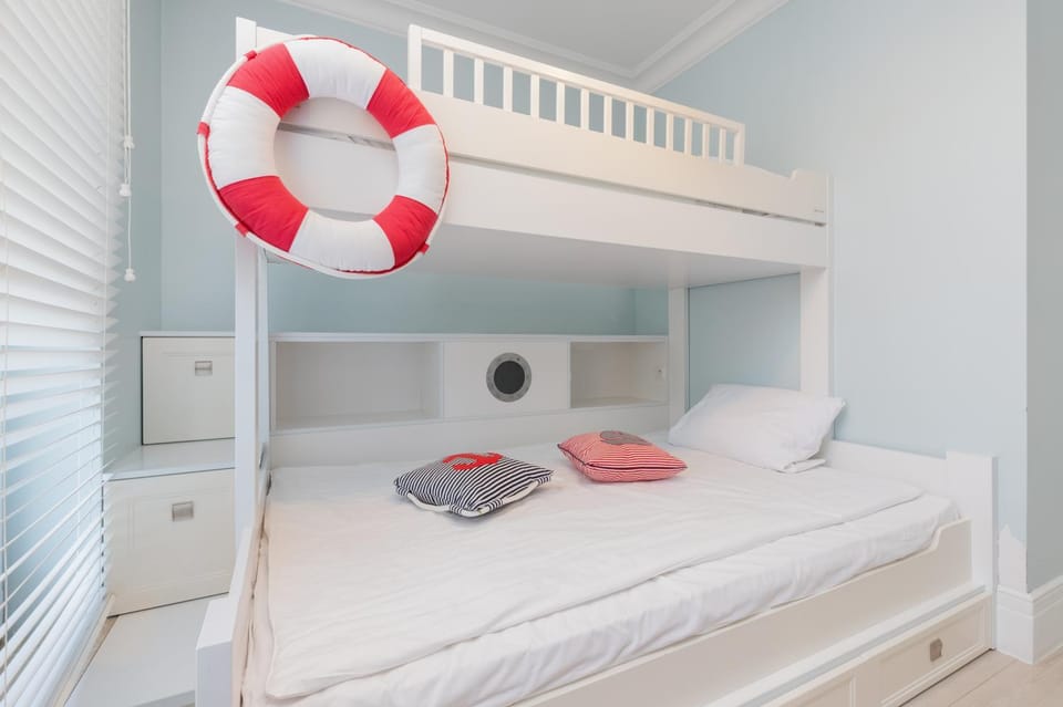Bedroom, bunk bed