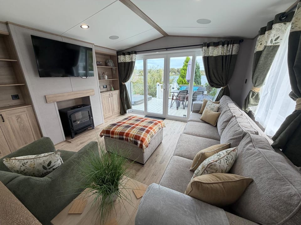 TV and multimedia, Living room, Lake view