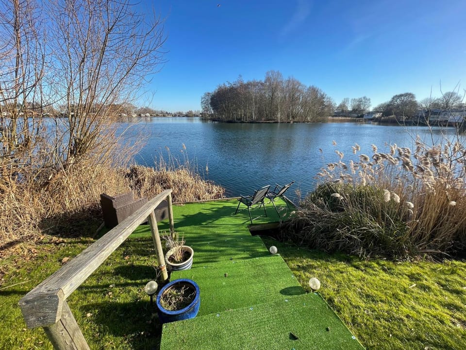 Lakeside Retreat 2 with hot tub, private fishing peg situated at Tattershall Lakes Country Park House in Tattershall