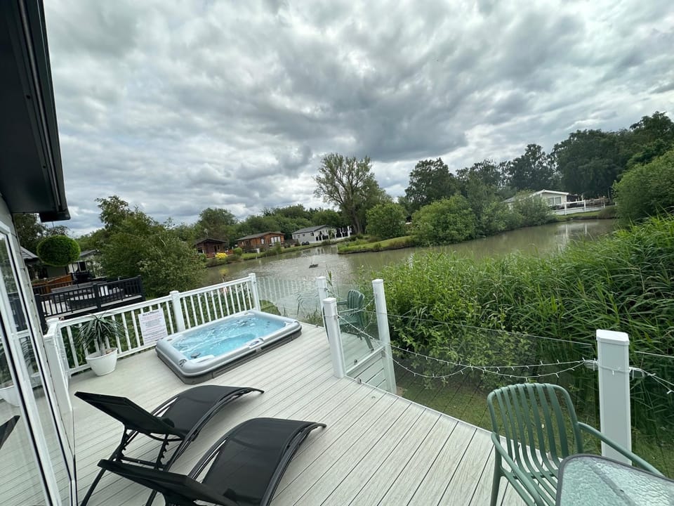 Patio, Garden, Hot Tub, Lake view