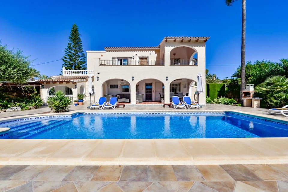 Property building, BBQ facilities, Swimming pool, sunbed