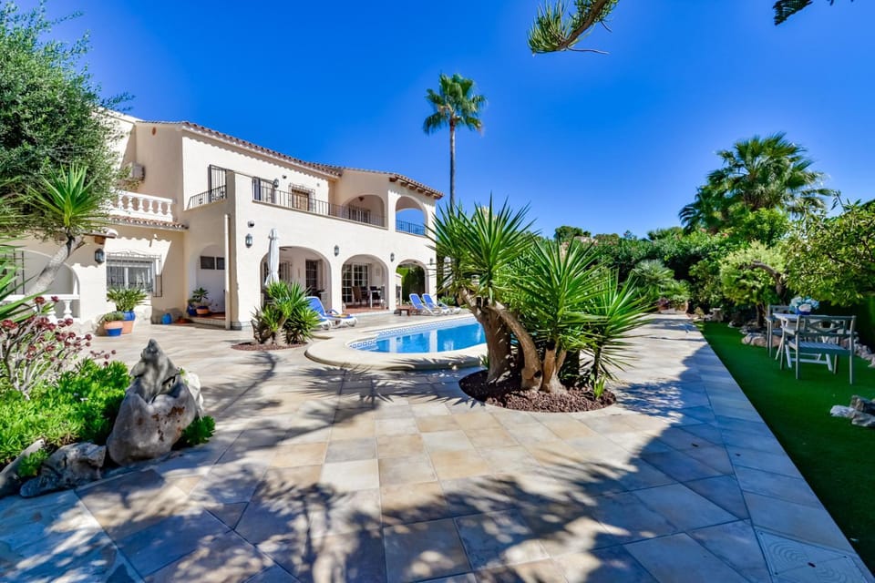 Property building, Garden, Swimming pool