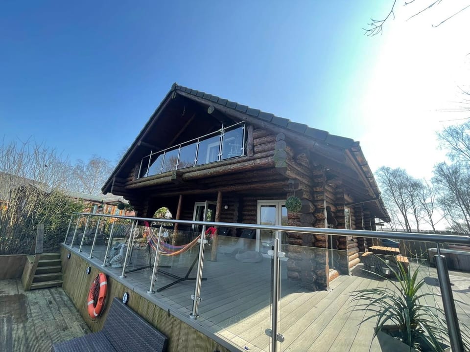 Woodpecker Log Cabin with hot tub, pizza oven bbq entertainment area, lakeside with private fishing peg situated at Tattershall Lakes Cabin in Tattershall