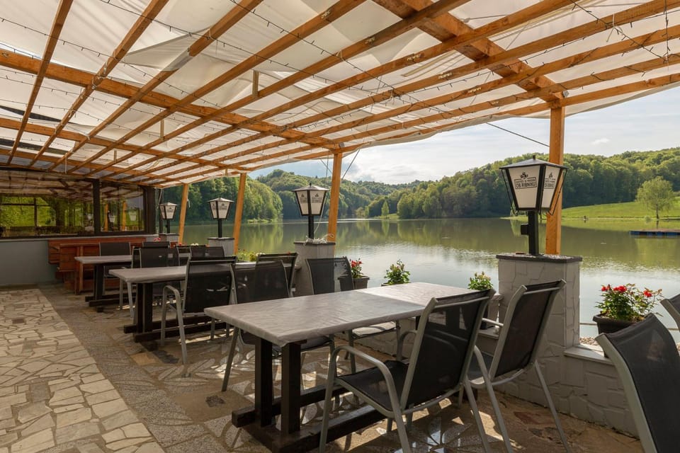 Restaurant/places to eat, Day, Natural landscape, Banquet/Function facilities, Dining area, Lake view, River view