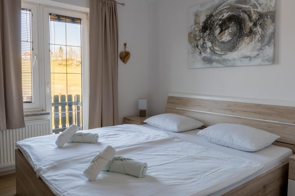 Bed, Bedroom, towels