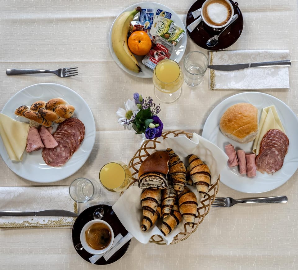 Food and drinks, Food, Breakfast, Continental breakfast