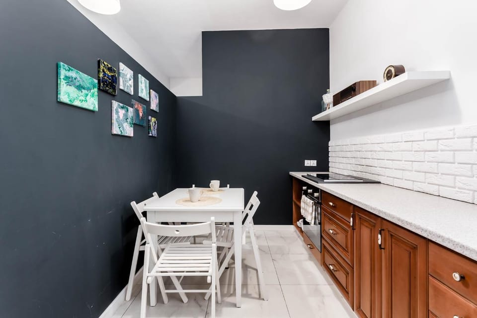 Kitchen or kitchenette, Dining area