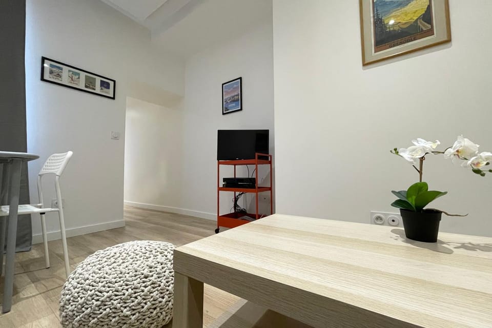 #CF In White&Gray Center Apartment in Grenoble