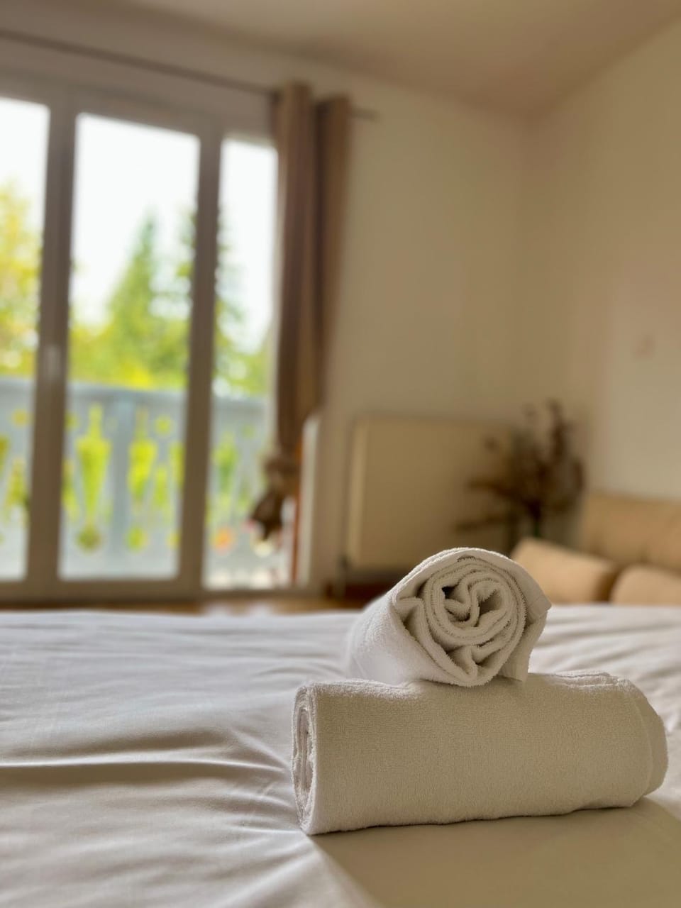 Bed, towels