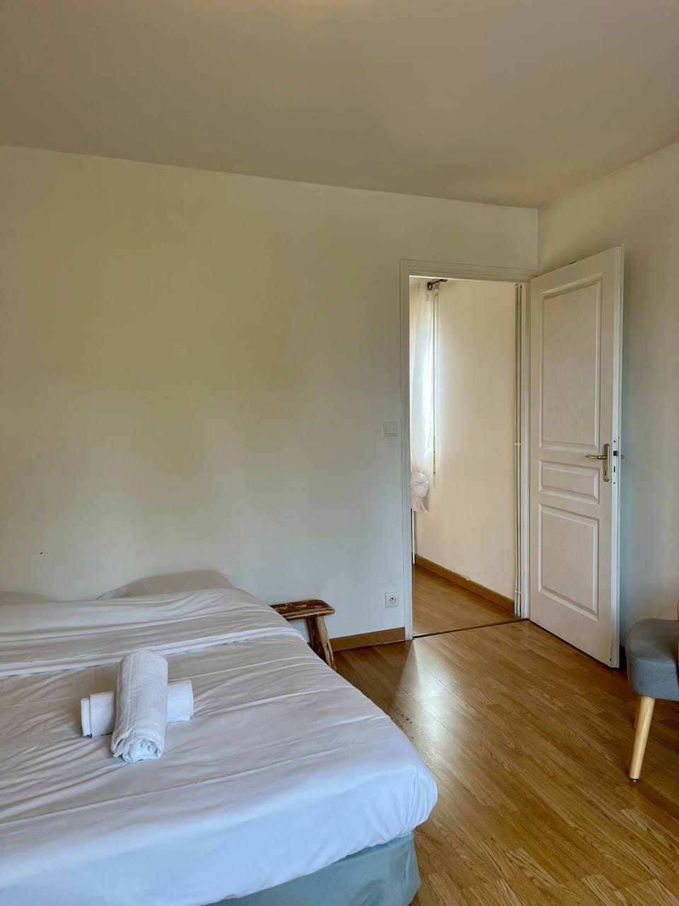 Bed, Bedroom, towels