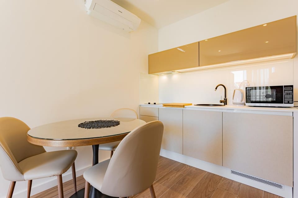 Dining area, kitchen