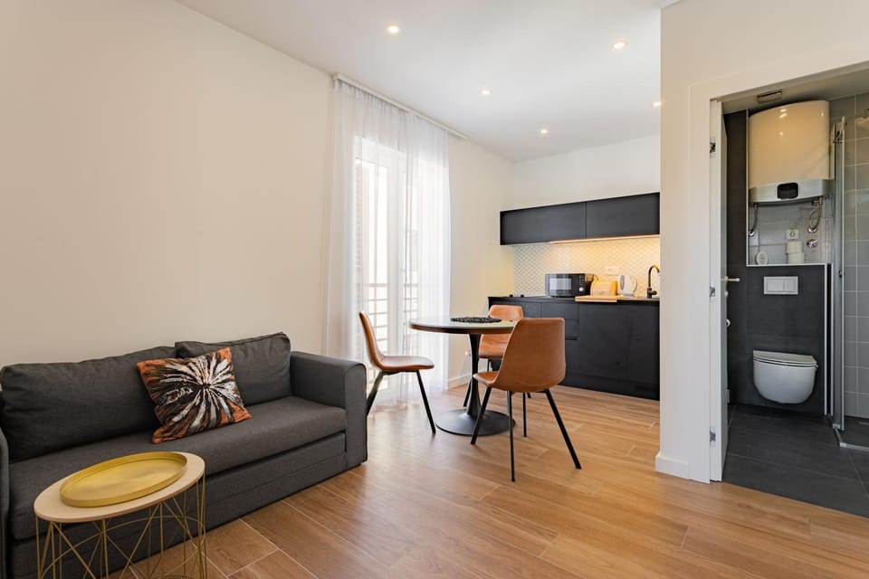 TV and multimedia, Seating area, Dining area, kitchen