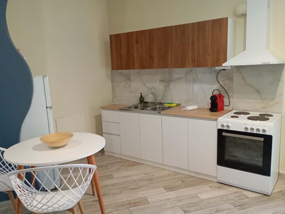 Coffee/tea facilities, Kitchen or kitchenette, Dining area, oven, stove