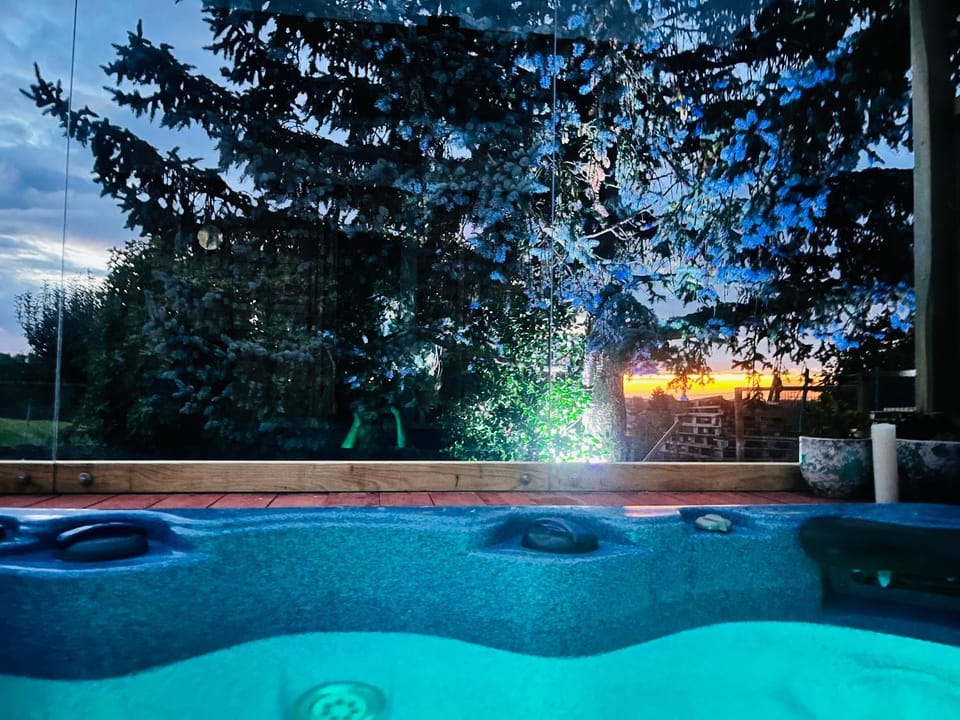 La k abane jacuzzi extérieur chauffée piscine de saison totalement privatisé Bed and Breakfast in Auvergne-Rhône-Alpes