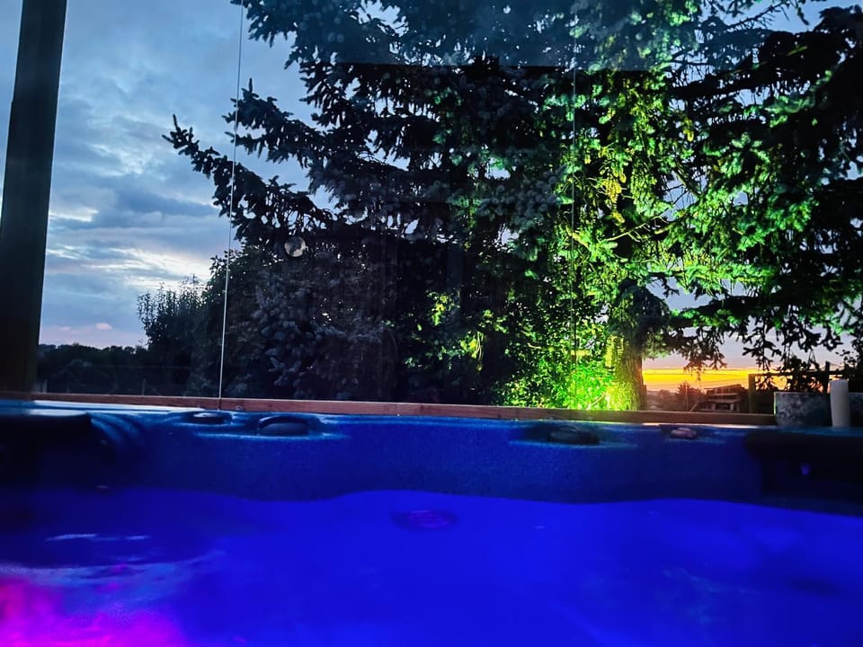 La k abane jacuzzi extérieur chauffée piscine de saison totalement privatisé Bed and Breakfast in Auvergne-Rhône-Alpes