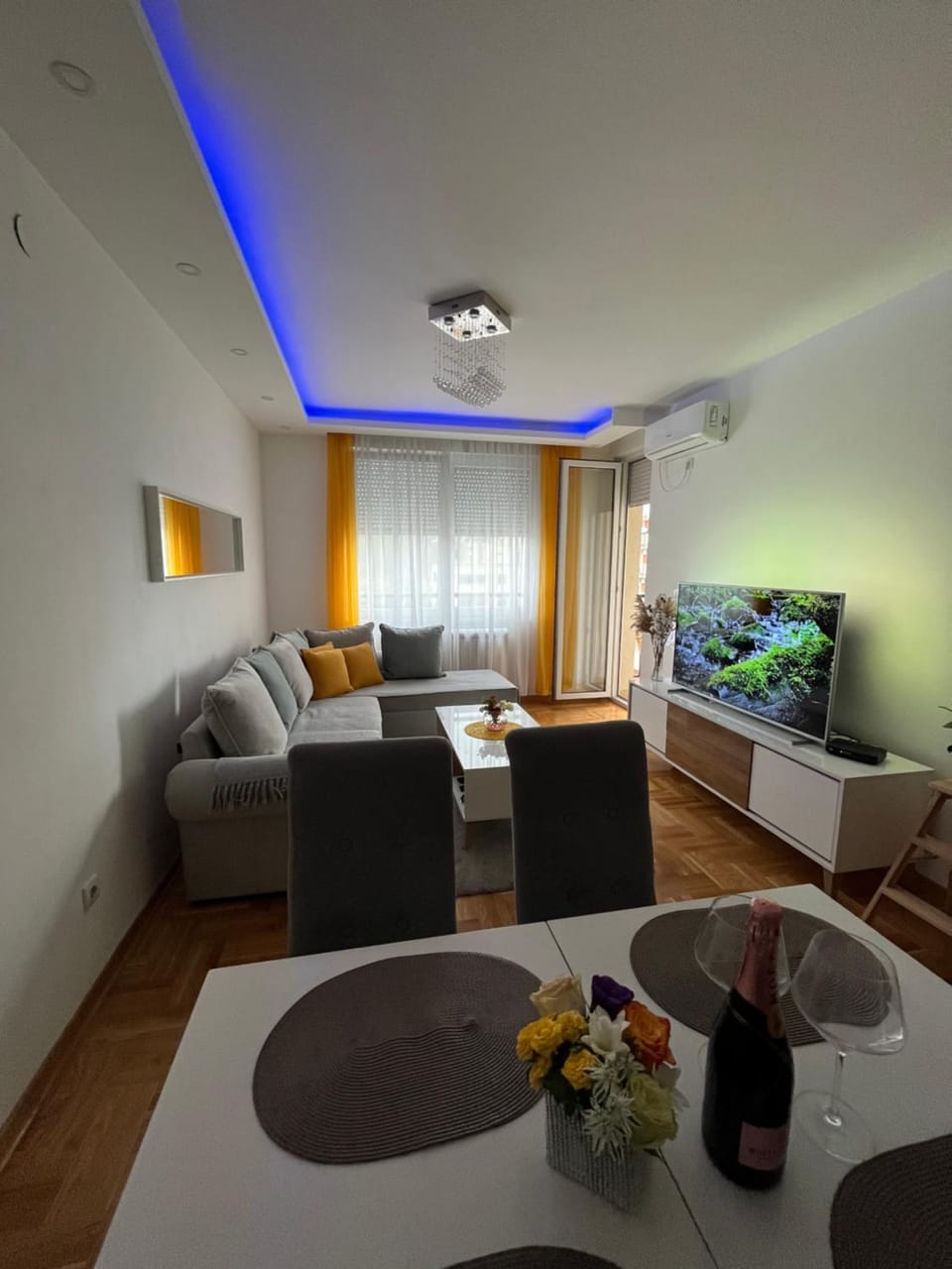 Photo of the whole room, Dining area