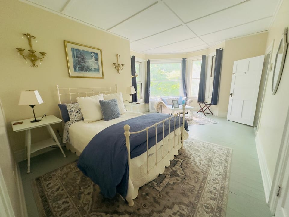 Bed, Seating area, Bedroom
