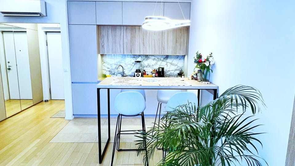 Kitchen or kitchenette, Dining area